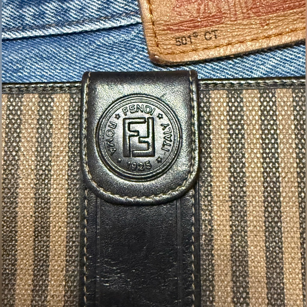 Classic Fendi Wallet - Picture 5 of 6